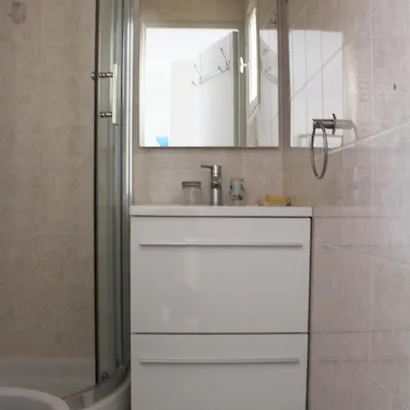 4 Personnes, 1 Chambre, Terrasse + Parking - Ref- Ag 101 Apartmán *